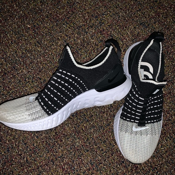 COPY - Nike React Phantom Run Flyknit 2 Black White Women’s size 7 - Picture 2 of 4